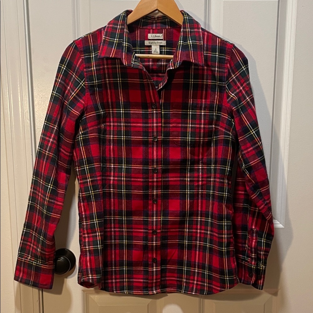 LL Bean Women’s Slightly Fitted Red Plaid Button-Up Shirt Size Medium.